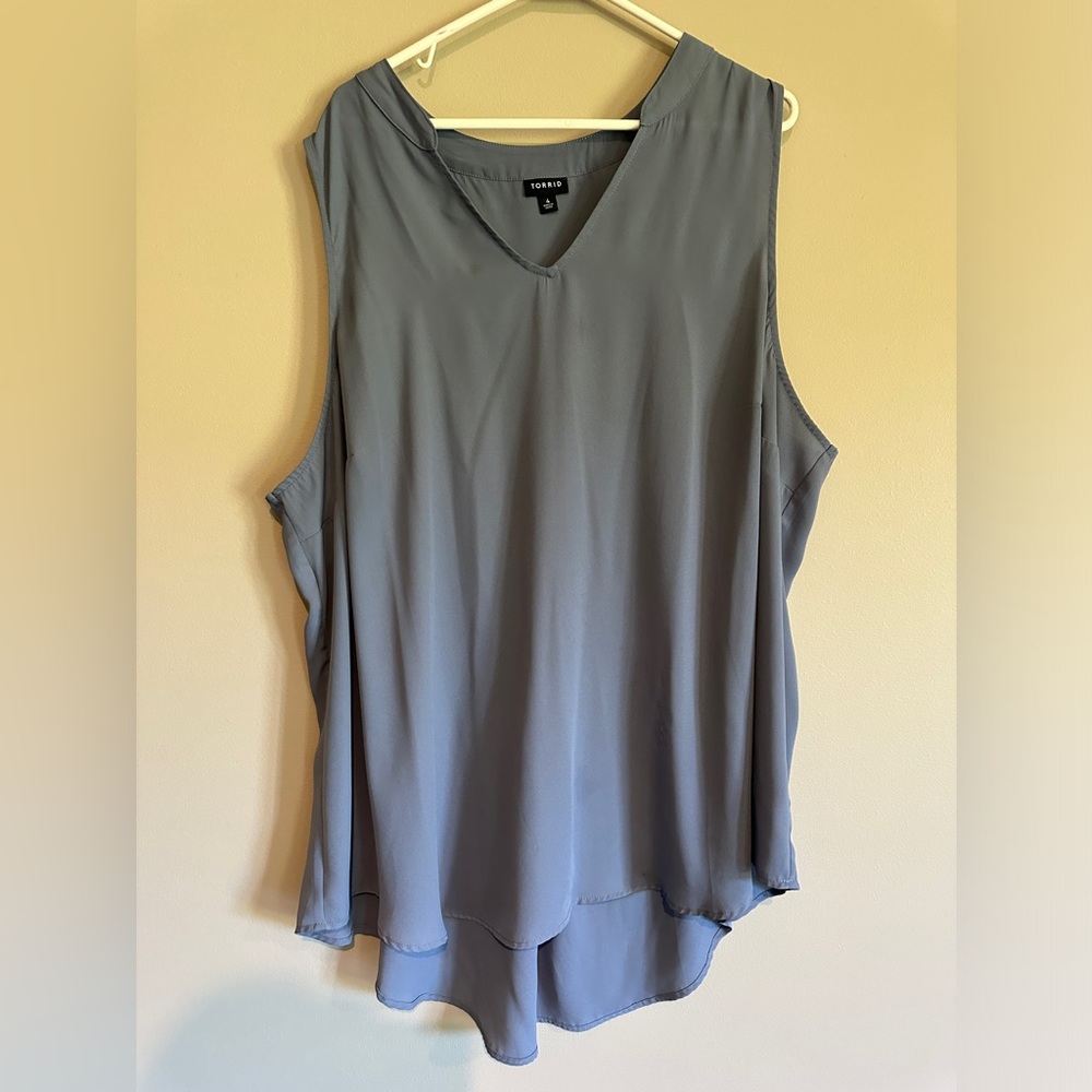 Women’s blue 4X Grey.  Torrid top.